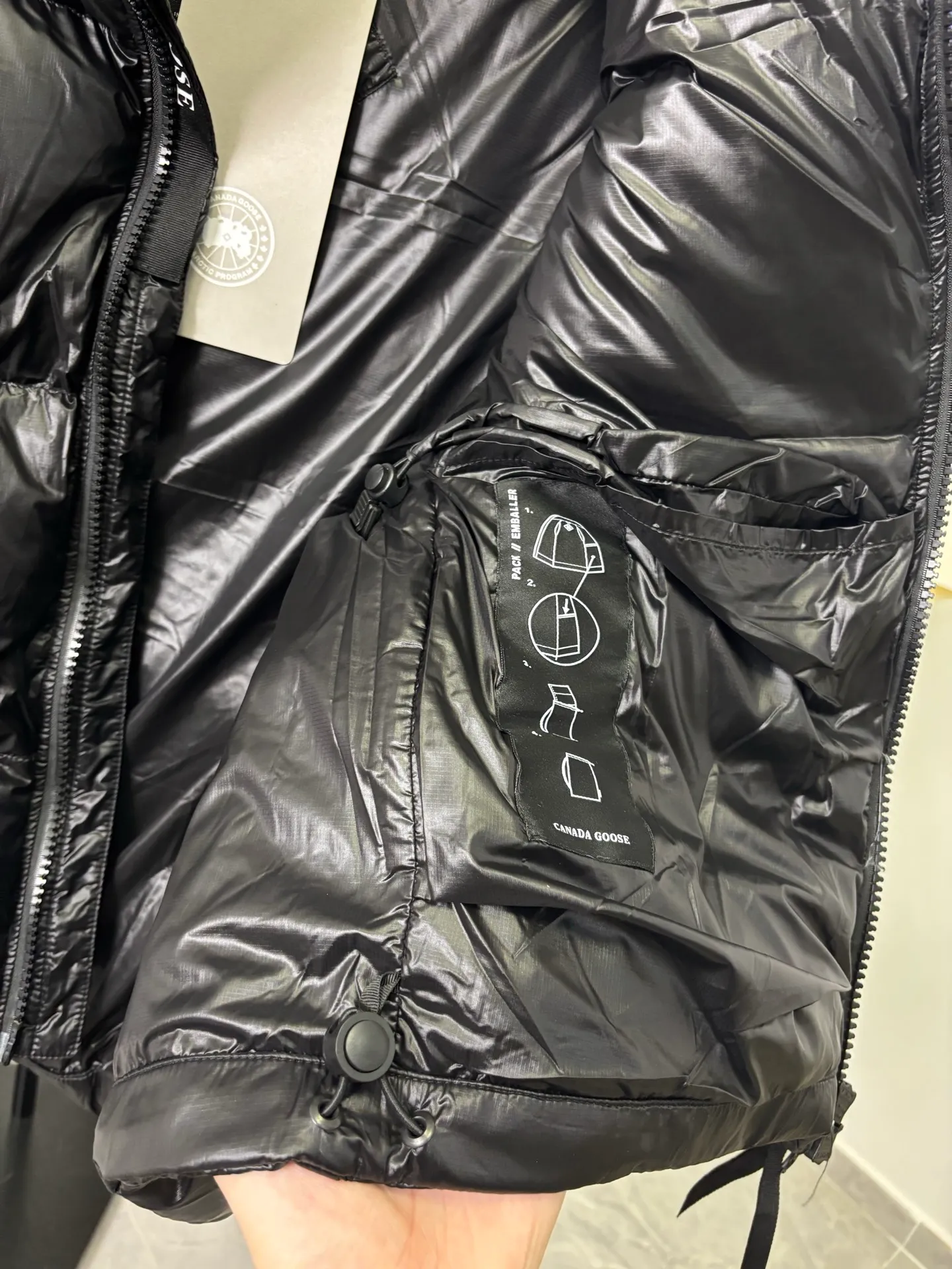 P570 Style number: DC193# [Canada Goose] Big Goose 🦢National Standard 90 White Duck Down Puff Down Vest Canada Goose official website model 1:1:1 customized New national standard down cotton has better thermal insulation performance, is light and not heavy, and has good loft recovery after compression! Filled with 90% white duck down, it is the legendary warmest down jacket and is known as a must-have for Arctic outdoor sports! Waterproof, diamond-resistant and fade-resistant 24-count calendered woolen surface (waterproof level is consistent with the level of ball-bearing raincoats). Canada Goose has always been recognized as the warmest down jacket and the most popular down jacket in the world. Major celebrities are rushing to buy it, and it is a must-have!  Color: Silver Black Blue Size: XS-S-M-L-XL [Picture 9️⃣Size Chart]
